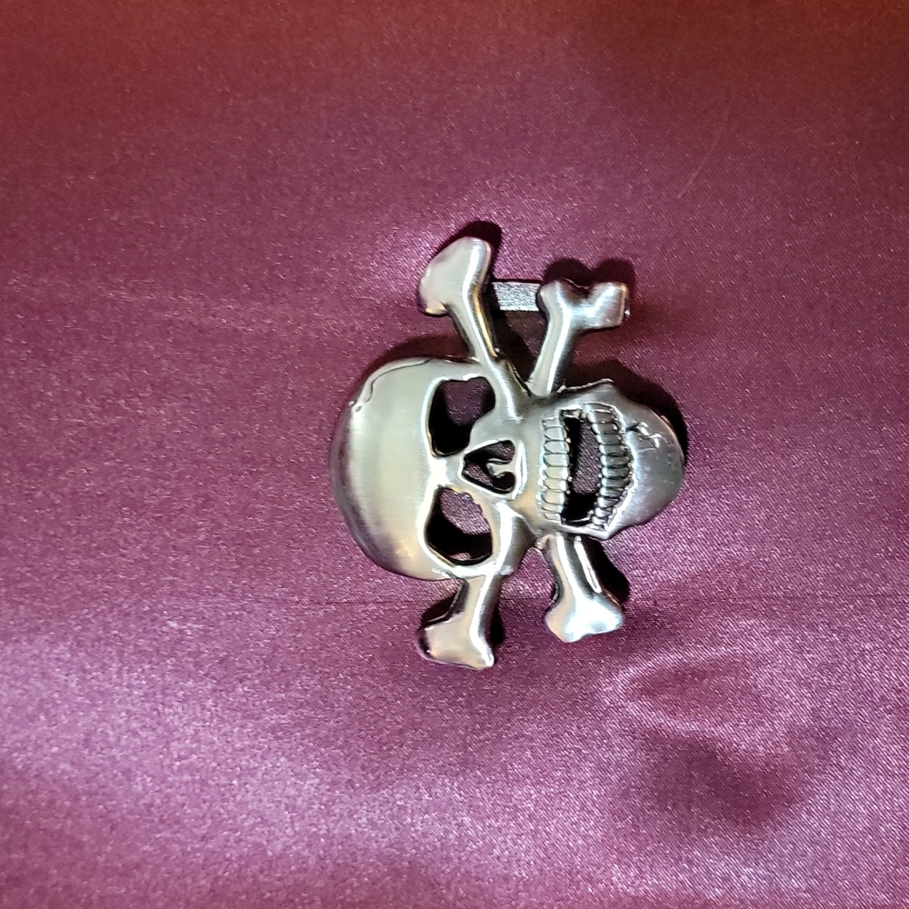 Metal Skull and Crossbones Belt Buckle